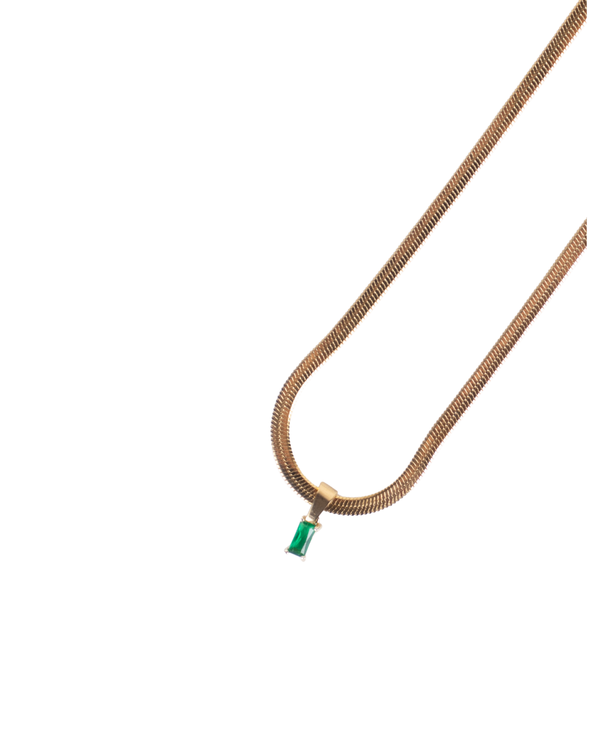 Collar de acero inoxidable dorado con dije rectangular verde esmeralda