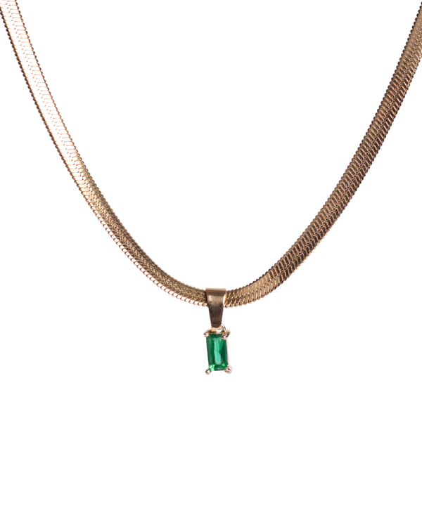 Collar de acero inoxidable dorado con dije rectangular verde esmeralda