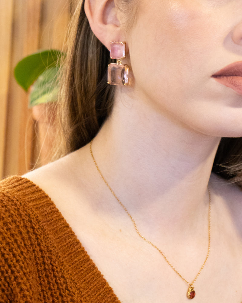 Aretes Colgantes de Cristales Rosas con Detalles Dorados