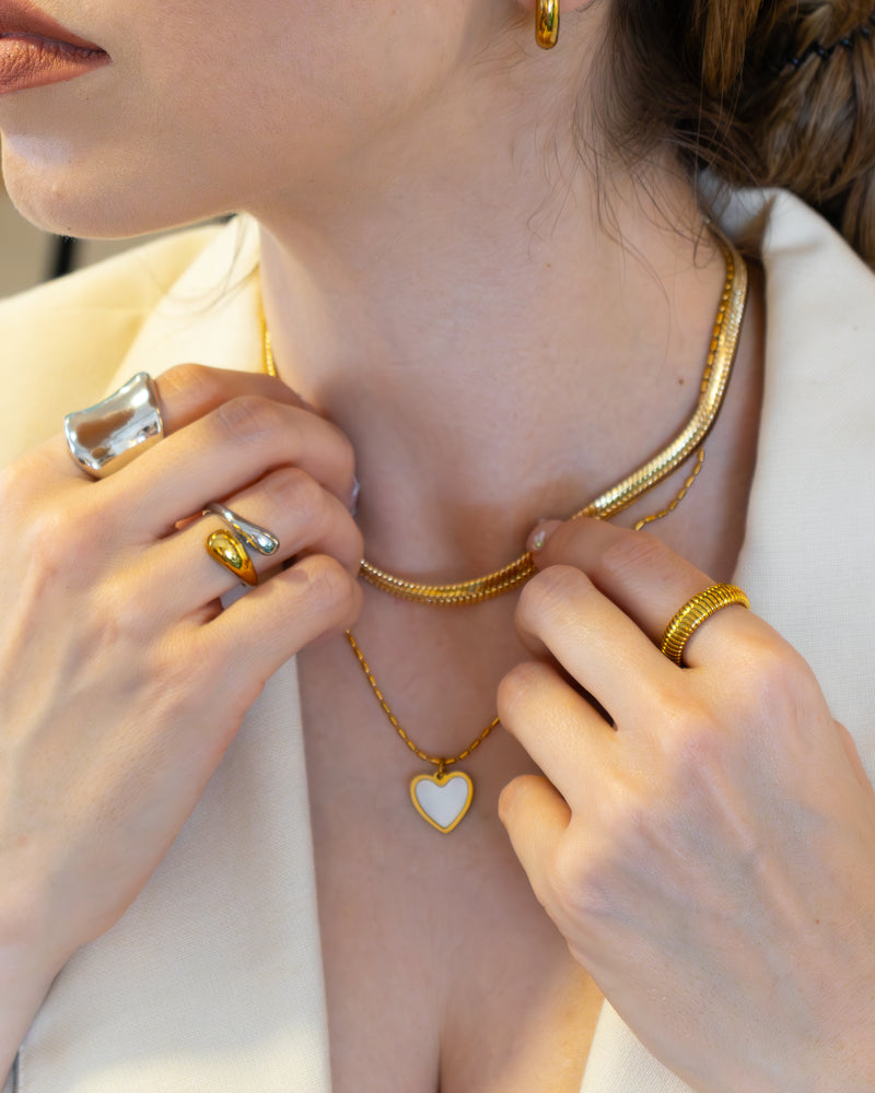 Anillo con Diseño de Elástico Dorado