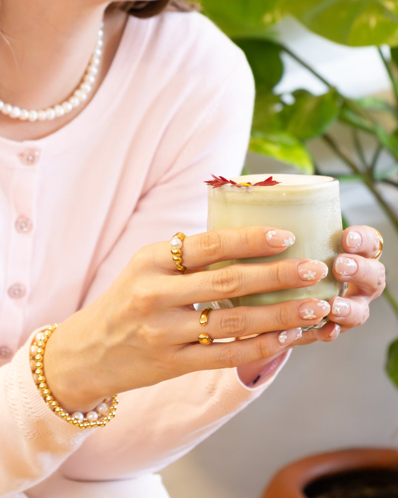 Anillo Dorado Trenzado con Perla Central