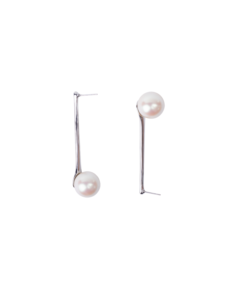 Aretes Largos Plateados con Perlas Grandes